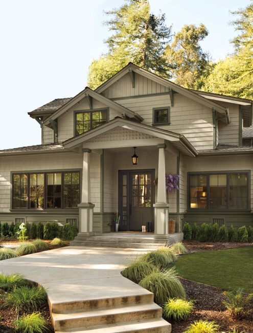 Una hermosa casa de estilo Artesano pintada de color topo con techos y un porche delantero