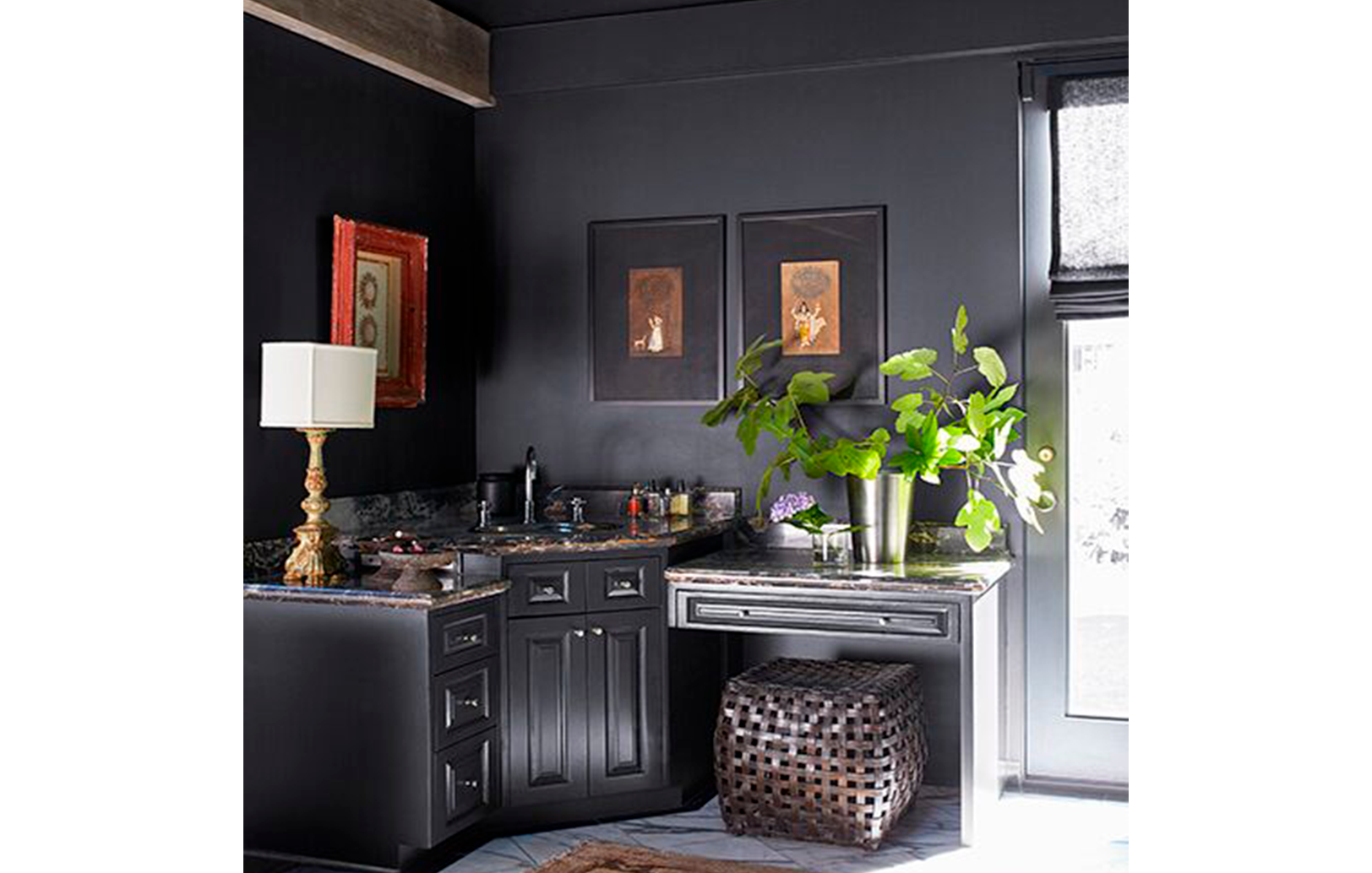 Una entrada de color gris oscuro con espejo, puerta con ventana grande y una mesa decorativa