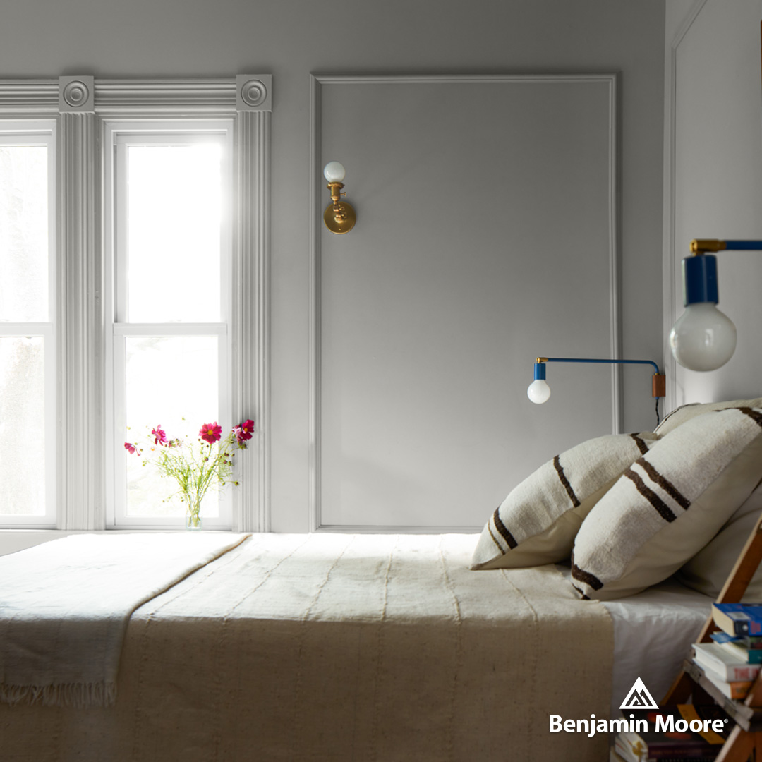 Prueba un tono relajante como Museum Piece CSP-40 para crear un refugio tranquilo en el dormitorio.
