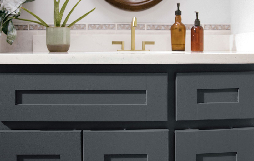 Cómo Pintar Gabinetes de Tocador de Baño